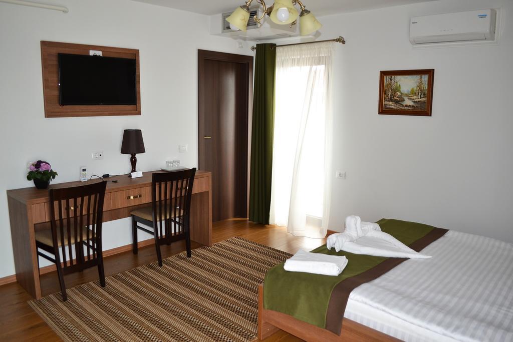 Casa Caroli Hotel Târgu Jiu Buitenkant foto