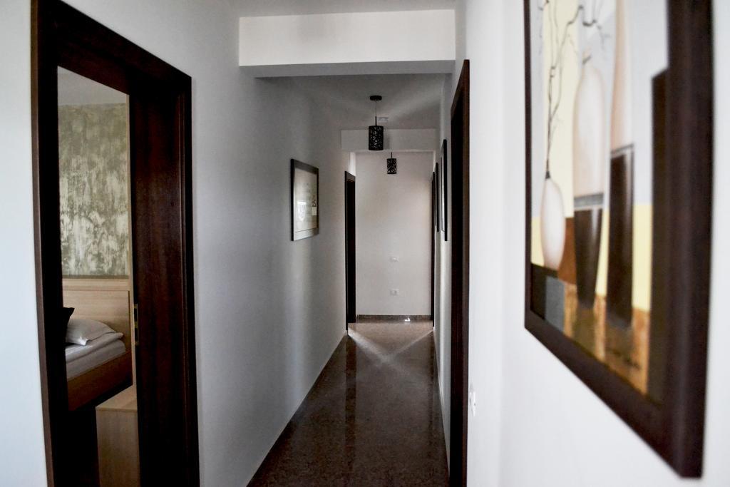 Casa Caroli Hotel Târgu Jiu Buitenkant foto