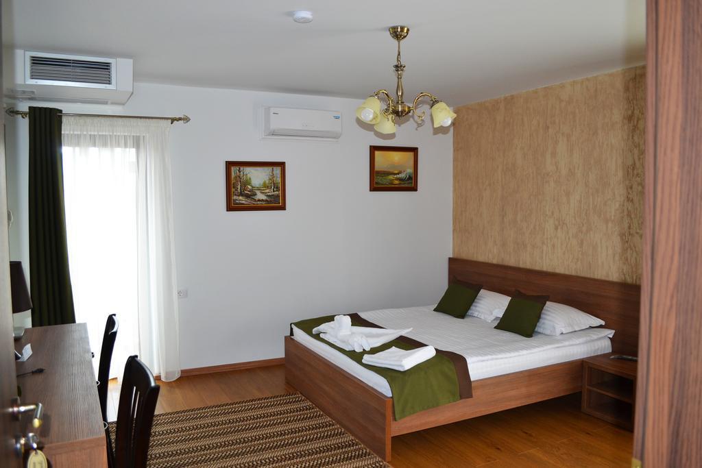 Casa Caroli Hotel Târgu Jiu Buitenkant foto