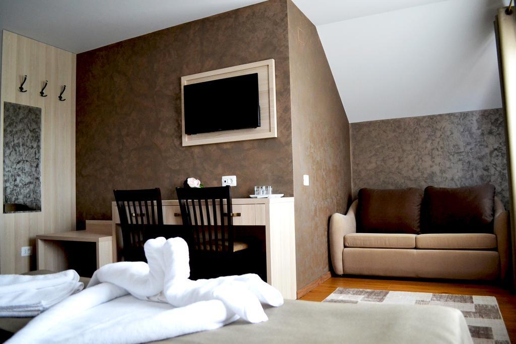 Casa Caroli Hotel Târgu Jiu Buitenkant foto