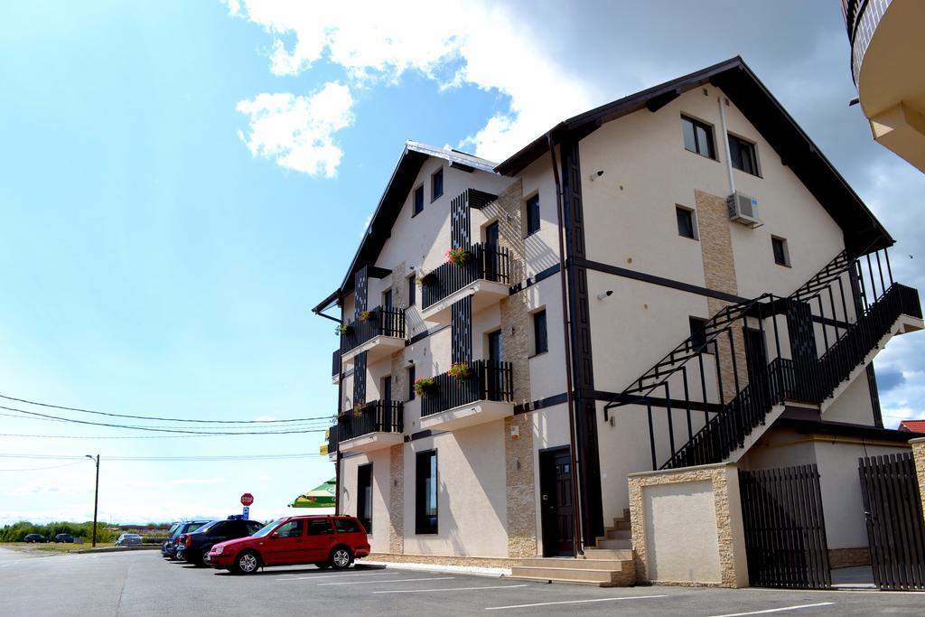 Casa Caroli Hotel Târgu Jiu Buitenkant foto